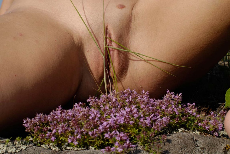 Женщина в возрасте лежит на камнях в неглиже 12 фотография